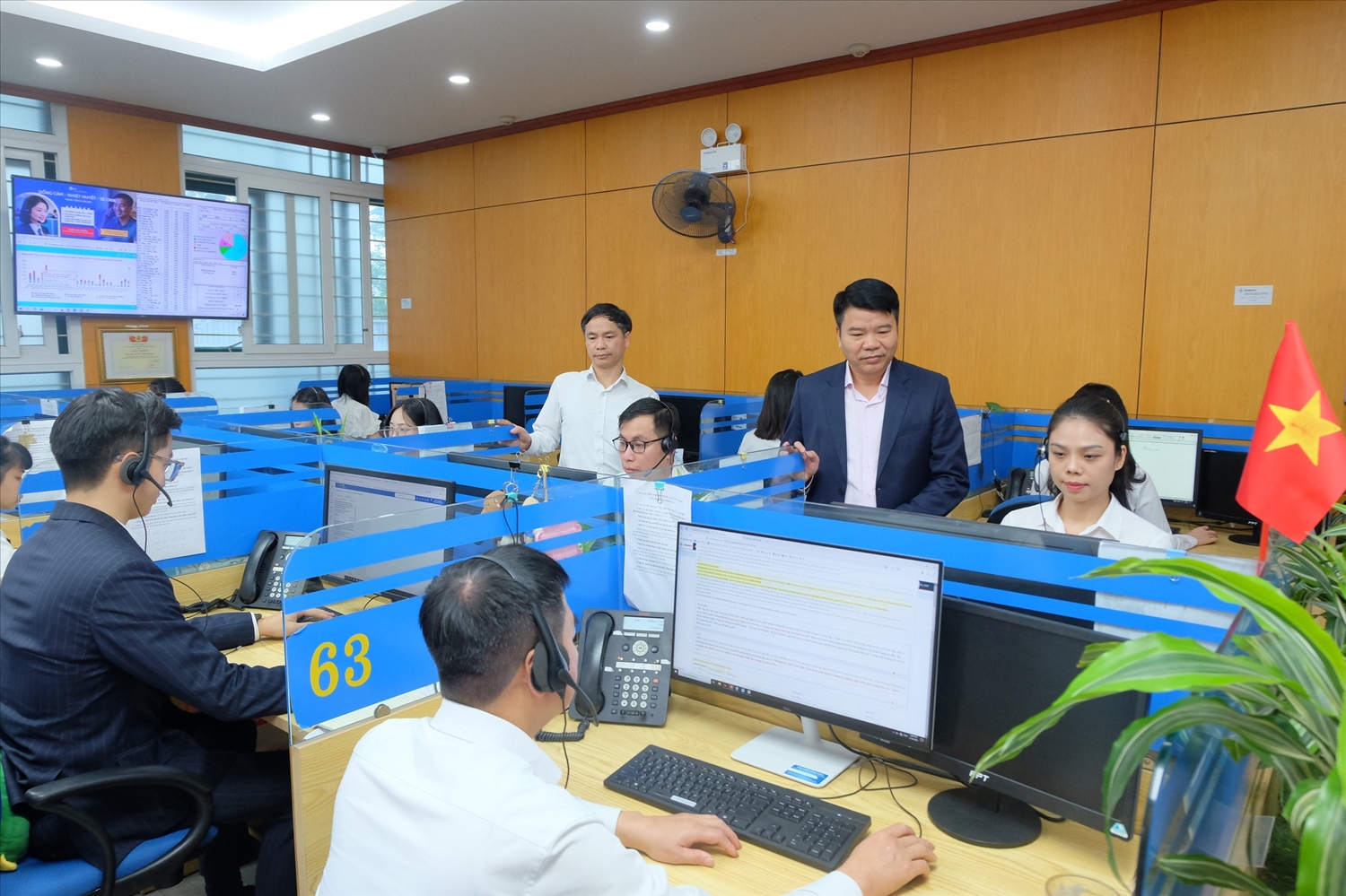 Trung tâm Chăm sóc khách hàng tăng cường ĐTV đảm bảo thông tin thông suốt trong thời gian bầu cử