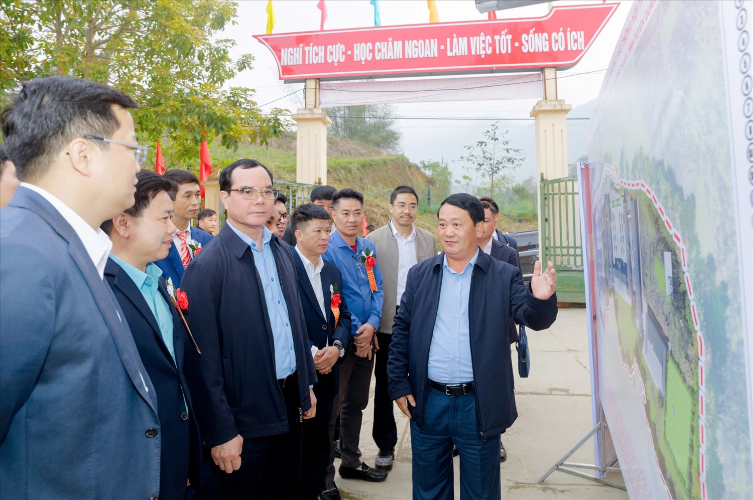 Bí thư Tỉnh ủy Tuyên Quang giới thiệu sơ đồ mặt bằng, thiết kế trường với Thứ trưởng Thường trực Bộ Dân tộc và Tôn giáo Nguyễn Đình Khang và các đại biểu tại lễ khởi công