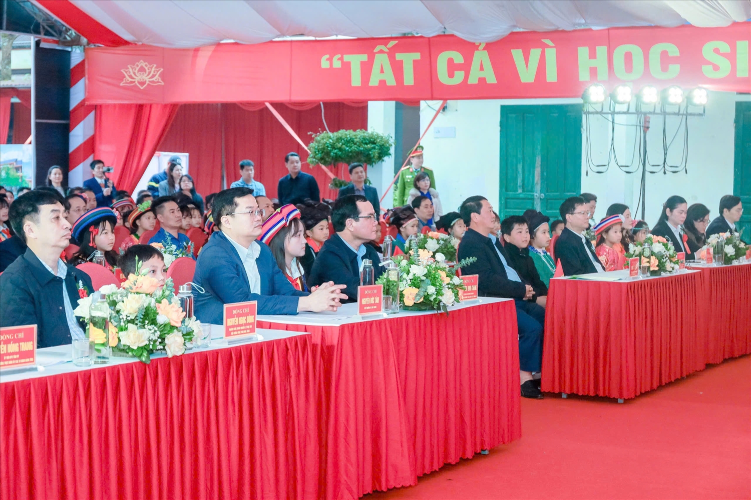 Thứ trưởng Thường trực Bộ Dân tộc và Tôn giáo Nguyễn Đình Khang và các đại biểu tham dự Lễ khởi công