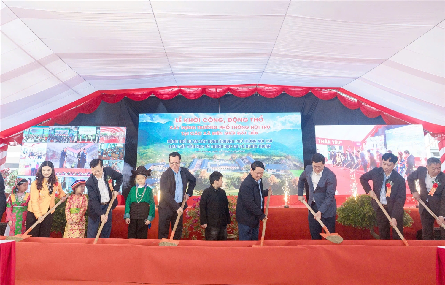 Thứ trưởng Thường trực Bộ Dân tộc và Tôn giáo Nguyễn Đình Khang; Bí thư Tỉnh ủy Tuyên Quang Hầu A Lềnh và các đại biểu thực hiện nghi thức khởi công dự án xây dựng Trường phổ thông nội trú liên cấp Tiểu học và THCS Nghĩa Thuận