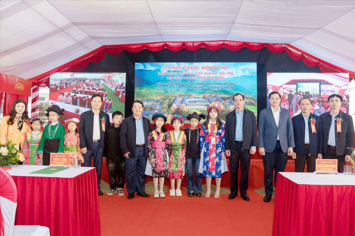 Thứ trưởng Thường trực Bộ Dân tộc và Tôn giáo Nguyễn Đình Khang; Bí thư Tỉnh uỷ Tuyên Quang Hầu A Lềnh và các đại biểu cùng các em học sinh xã biên giới Nghĩa Thuận