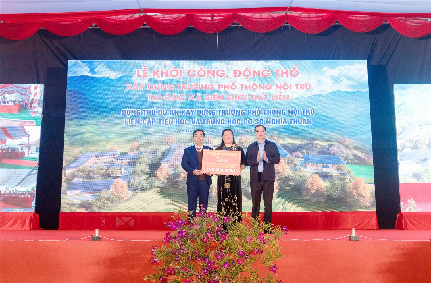 Thứ trưởng Thường trực Bộ Dân tộc và Tôn giáo Nguyễn Đình Khang, thay mặt lãnh đạo Bộ trao tặng 100 triệu đồng cho thầy và trò Trường Phổ thông nội trú liên cấp Tiểu học và THCS Nghĩa Thuận