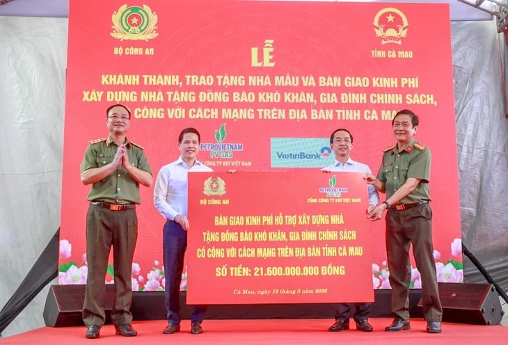 Đại diện tỉnh Cà Mau nhận kinh phí hỗ trợ xây nhà. (Ảnh: CTV)