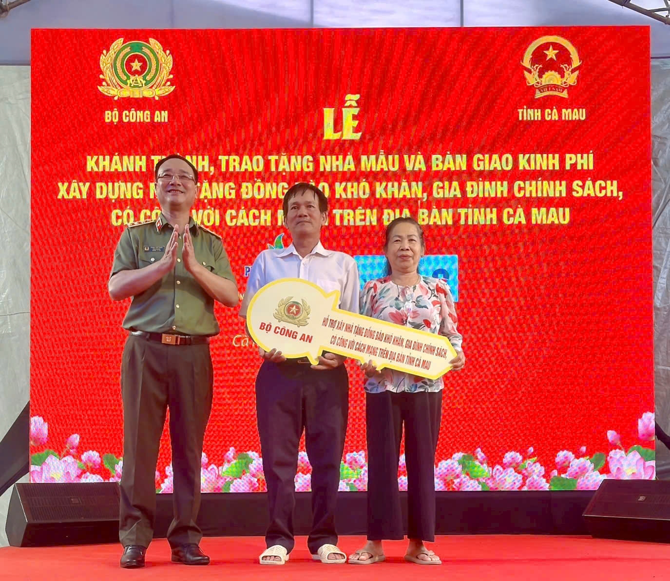 Thứ trưởng Phạm Thế Tùng trao chìa khóa tượng trưng căn nhà mẫu tặng gia đình bà Nguyễn Hồng Hận