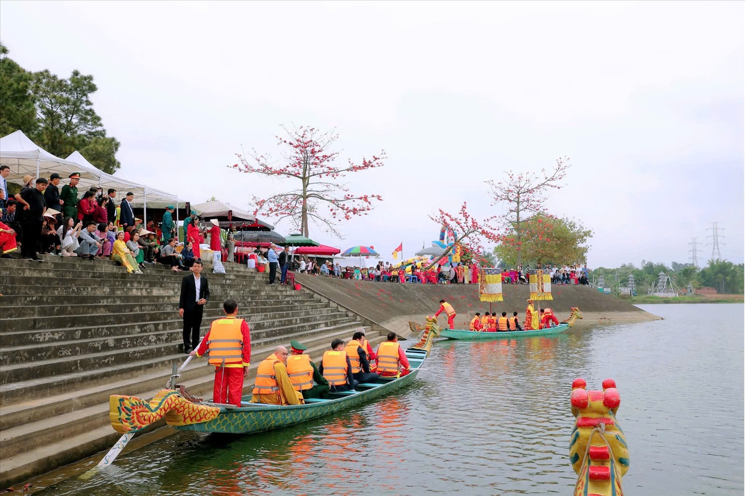Nghi thức rước nước trang nghiêm thu hút đông đảo tăng ni, phật tử tham dự