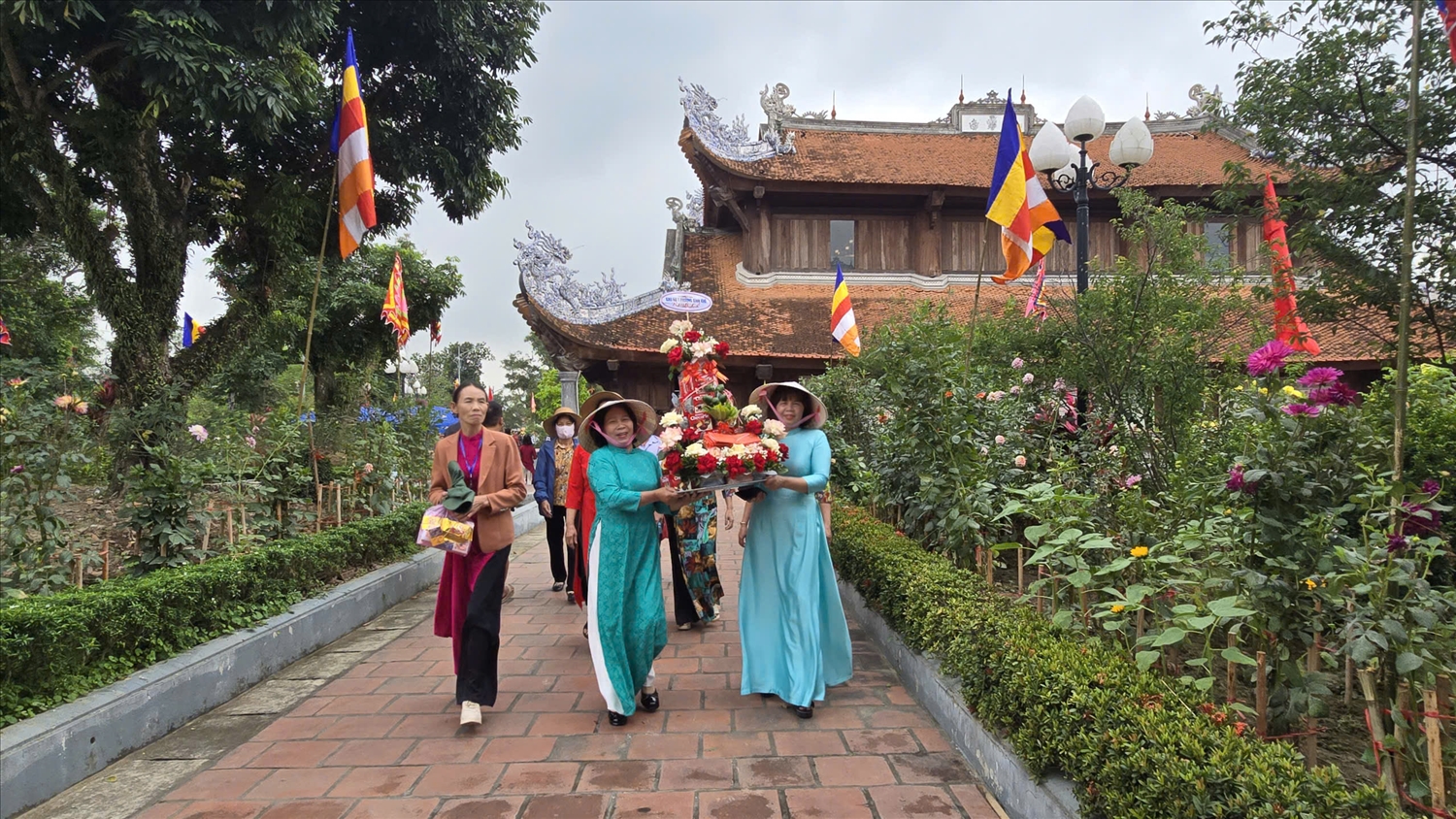 Tăng ni, Phật tử, Nhân dân và du khách thập phương về làm lễ trong ngày khai hội chùa Quỳnh Lâm