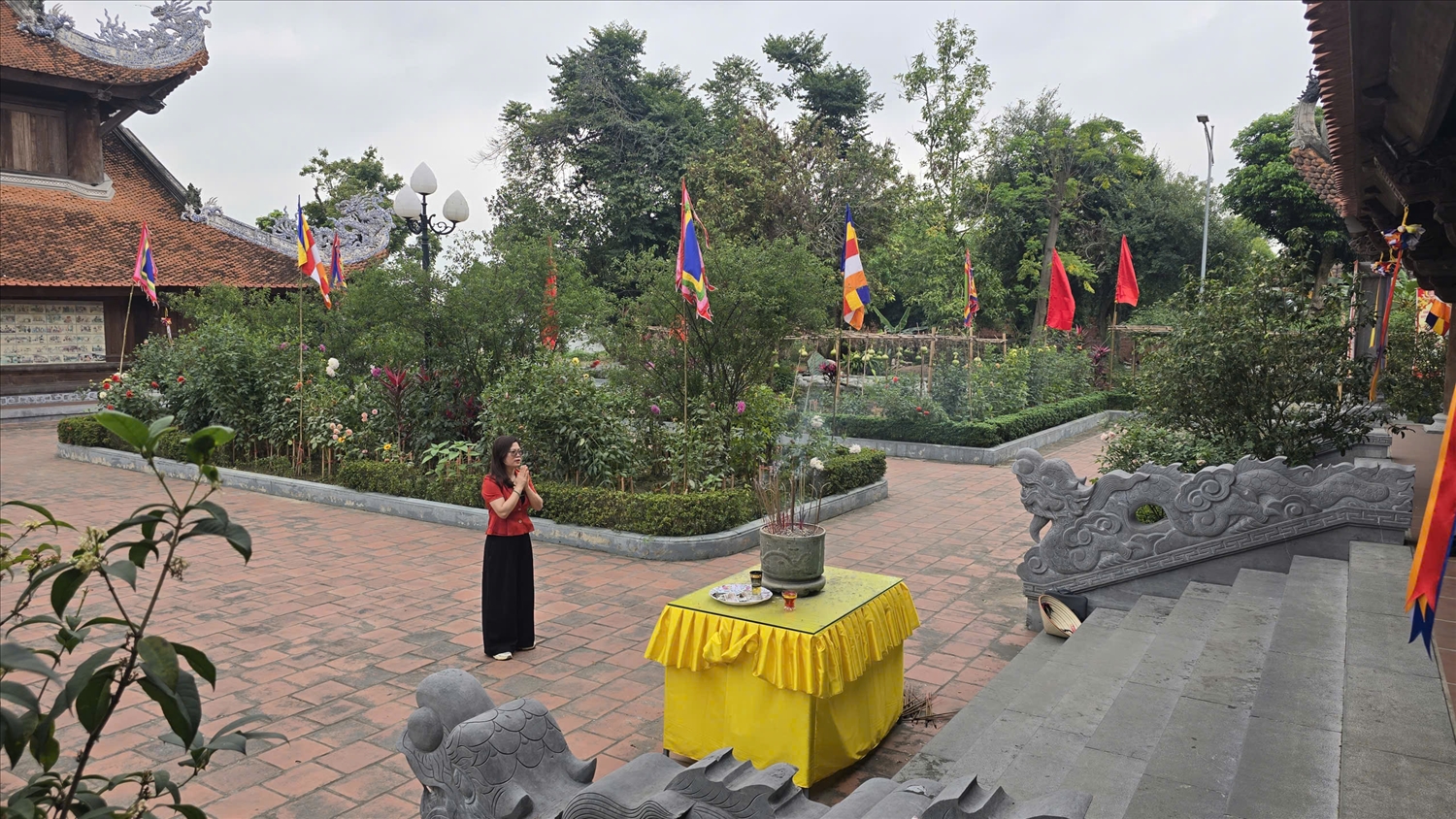 Chắp tay thành kính, nguyện cầu bình an