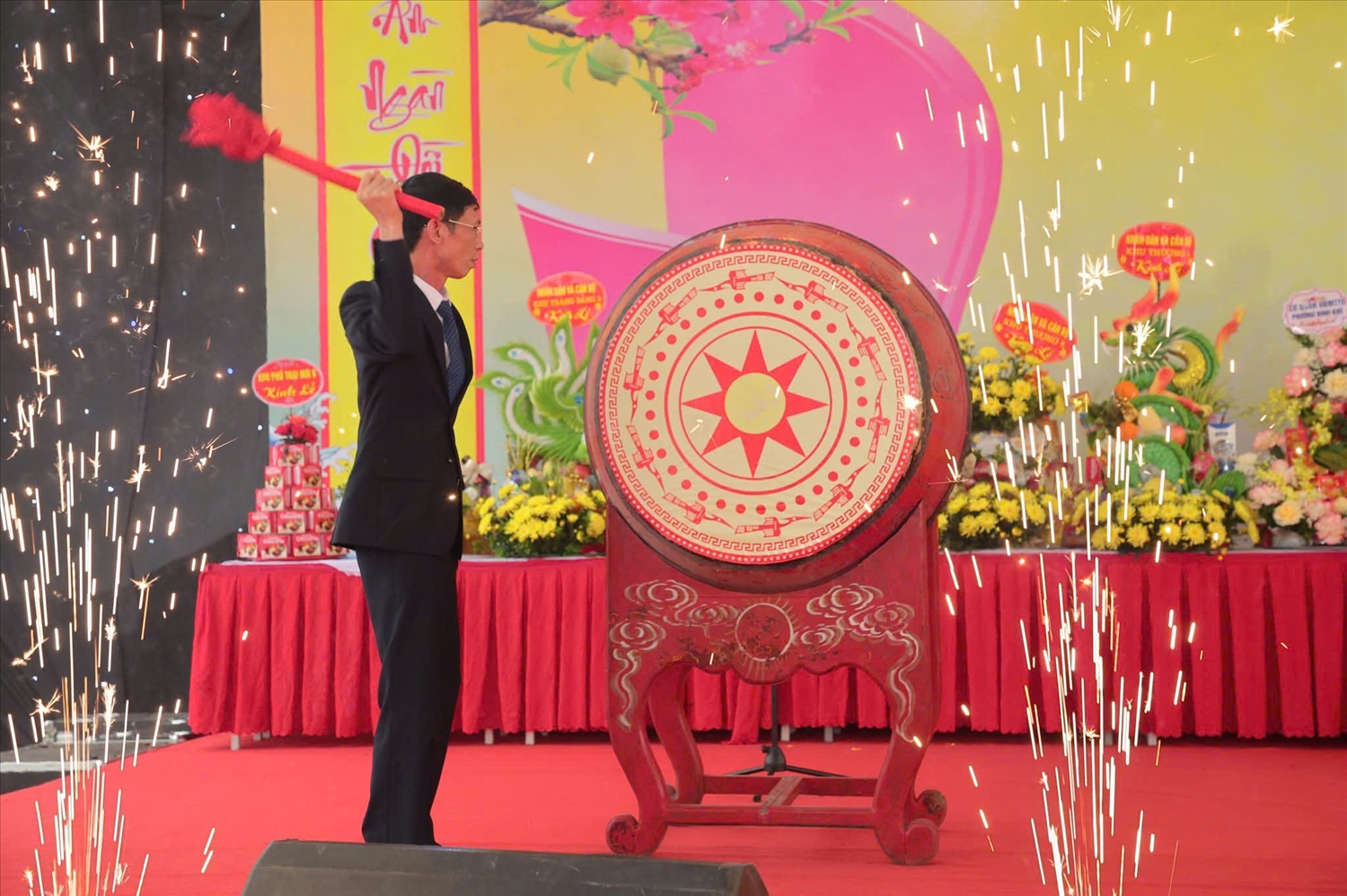 Ban tổ chức gióng trống khai hội