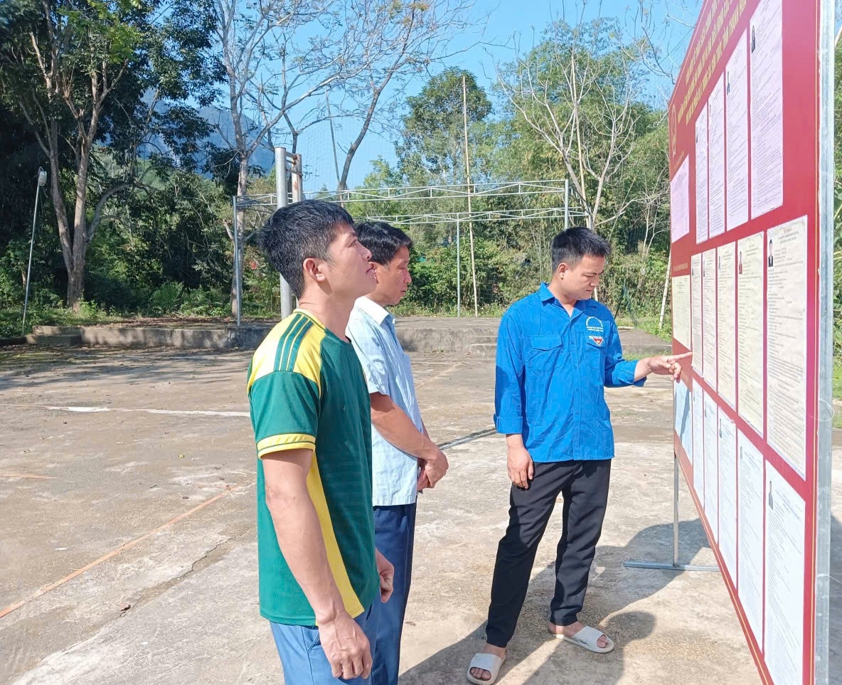 Cử tri xã Sơn Thủy theo dõi danh sách, tiểu sử người ứng cử được niêm yết công khai trước ngày bầu cử.