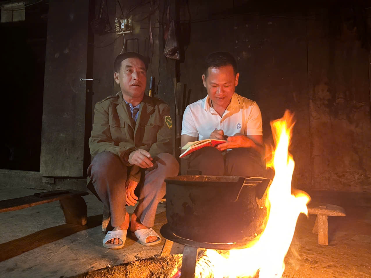 Ông Sung Văn Cấu – Bí thư Chi bộ, Trưởng bản (người mặc áo khoác sẫm màu) – đến từng nhà tuyên truyền bằng tiếng mẹ đẻ về quyền và trách nhiệm của mỗi cử tri.