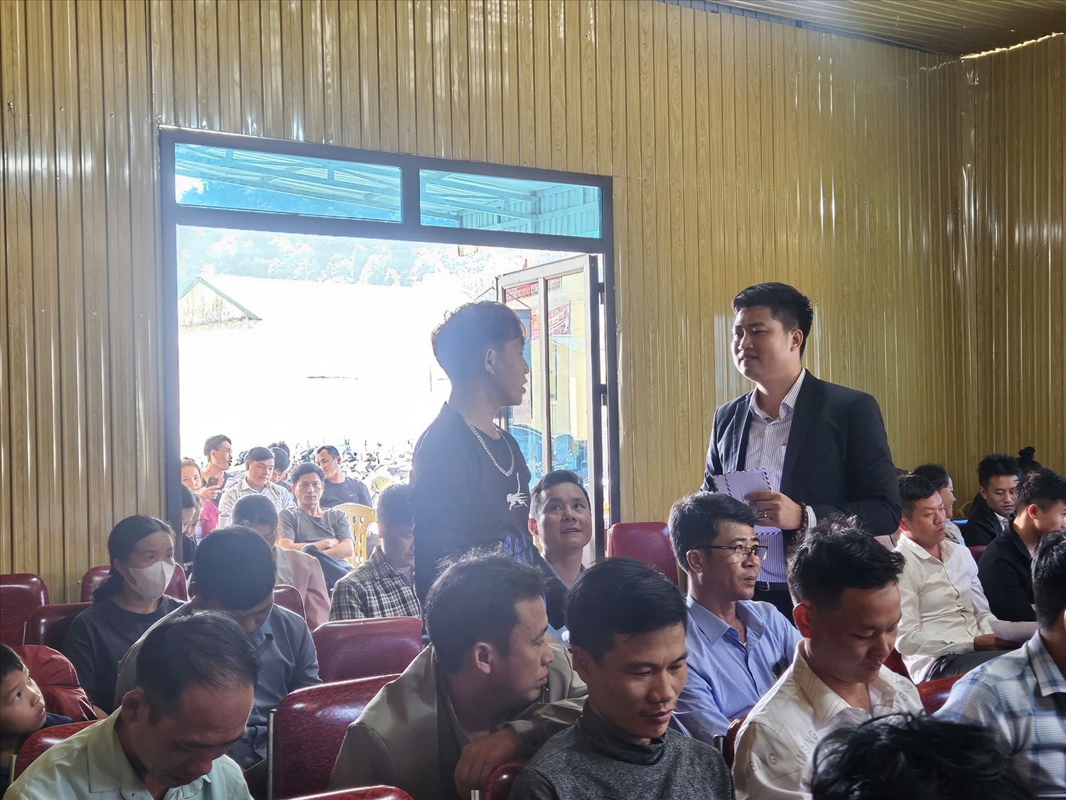 Tư vấn, giới thiệu việc làm với người dân xã Mường Lống - Ảnh: CSCC