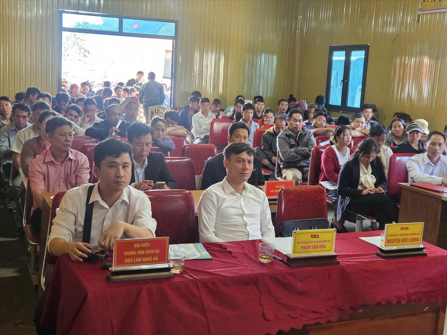 Ngày hội việc làm tại xã Mường Lống thu hút hơn 300 lao động quan tâm, theo dõi - Ảnh: CSCC