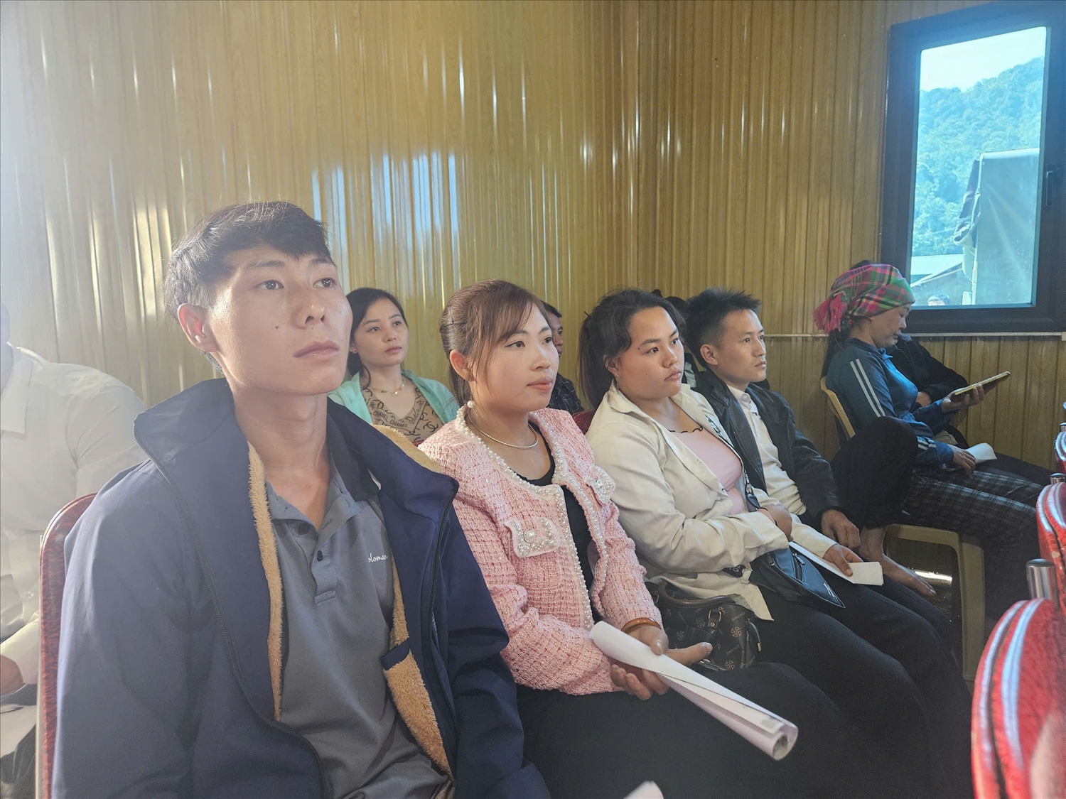 Người lao động được giải đáp những băn khoăn, thắc mắc về việc làm, thu nhập, chỗ ở… mà còn được đại diện các công ty, đơn vị tư vấn, hỗ trợ thêm kiến thức về pháp luật lao động, luật Bảo hiểm xã hội, hỗ trợ vay vốn tạo việc làm...