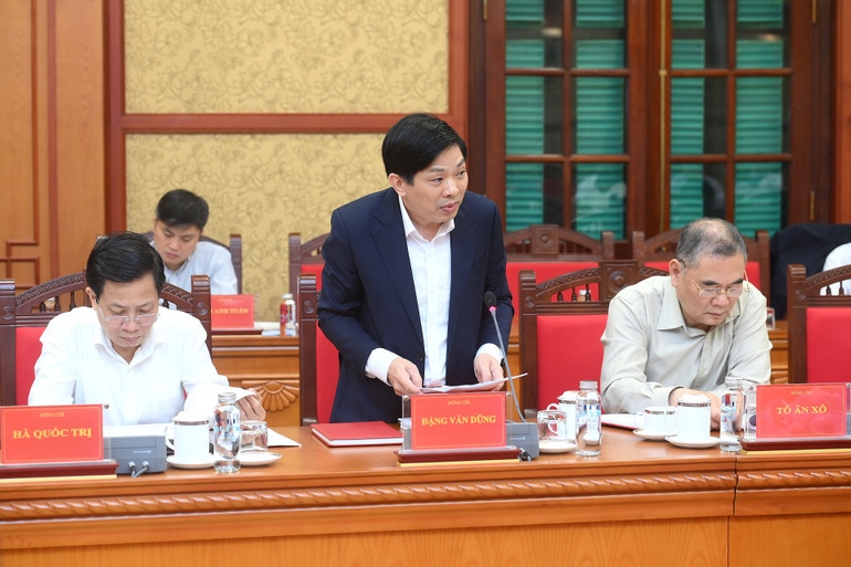 Đồng chí Đặng Văn Dũng, Ủy viên Trung ương Đảng, Phó Trưởng Ban Nội chính Trung ương trình bày báo cáo tại cuộc họp. (Ảnh: ĐĂNG KHOA) 