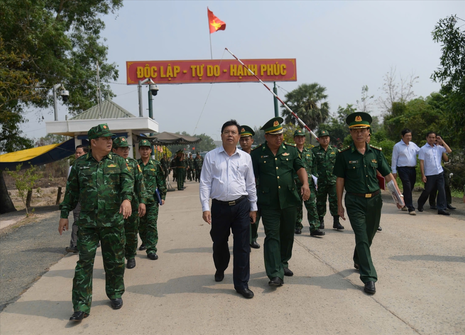 Ông Nguyễn Tiến Hải ( áo trắng), Bí thư Tỉnh ủy An Giang và Đại tá Phạm Văn Thắng ( bìa trái) - Chỉ huy trưởng Ban Chỉ huy BĐBP tỉnh An Giang là ứng cử viên đại biểu Quốc hội Khóa XVI 