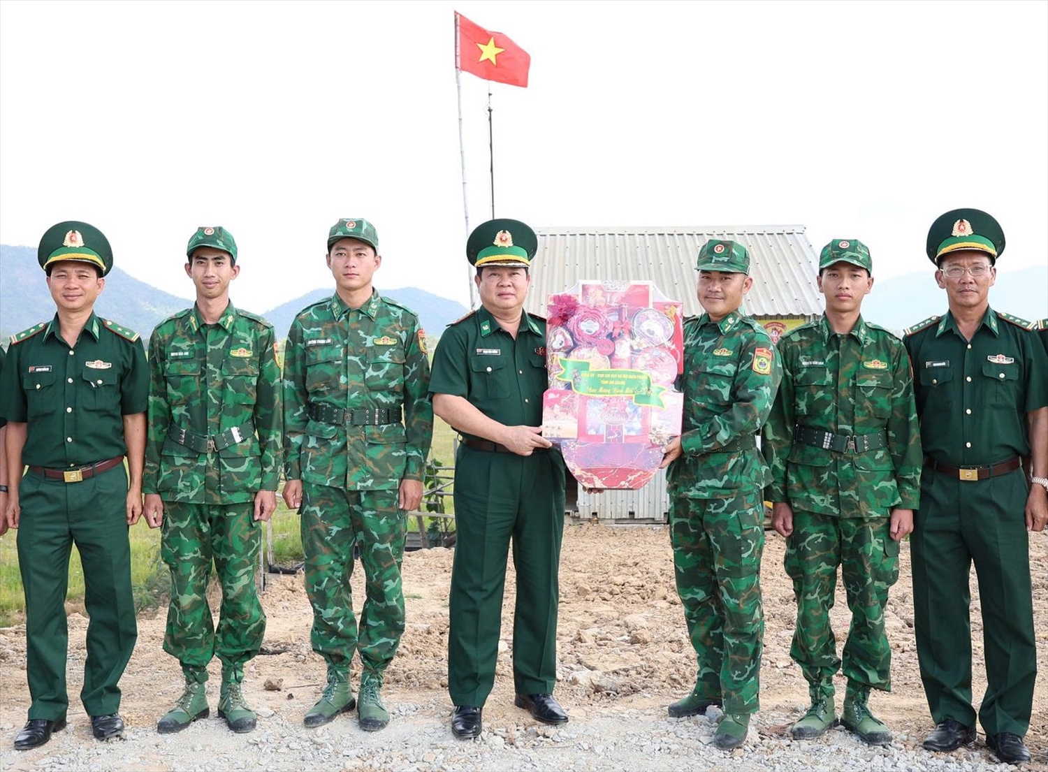 Đại tá Phạm Văn Thắng luôn quan tâm và động viên kịp thời các các lực lượng làm nhiệm vụ trên tuyến biên giới ( Ảnh: Tuấn Kiệt)