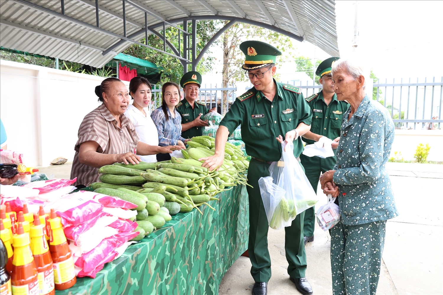 Gian hàng 0 đồng do cán bộ, chiến sĩ Đồn Biên phòng Hà Tiên (BĐBP An Giang) tổ chức với nhiều nhu yếu phẩm cần thiết cho bà con trong Ngày biên phòng toàn dân năm 2026 (Ảnh TL).