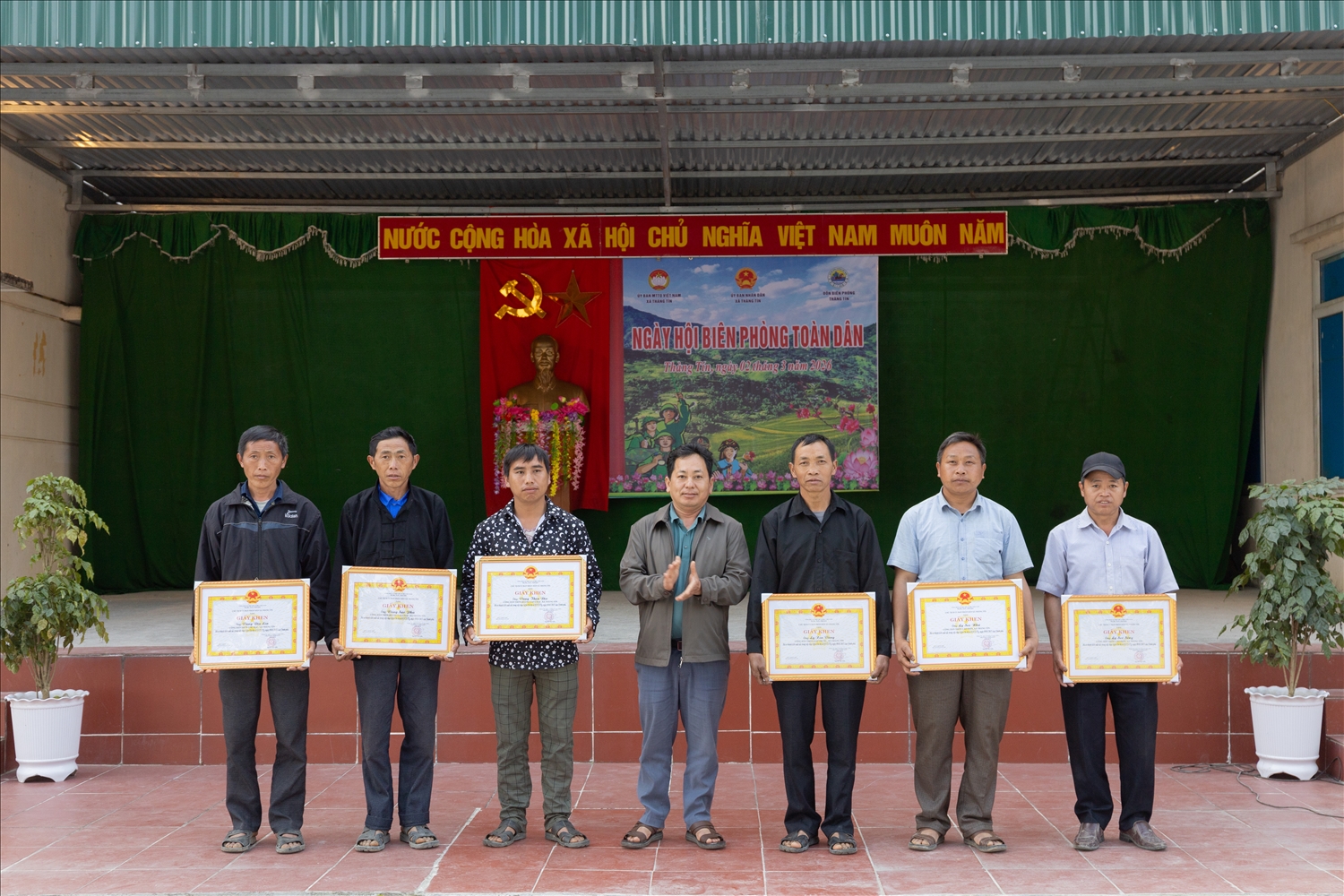 Chính quyền địa phương trao tặng Giấy khen cho các tập thể và cá nhân có thành tích xuất sắc trong phong trào: Toàn dân tham gia bảo vệ chủ quyền lãnh thổ, an ninh biên giới quốc gia