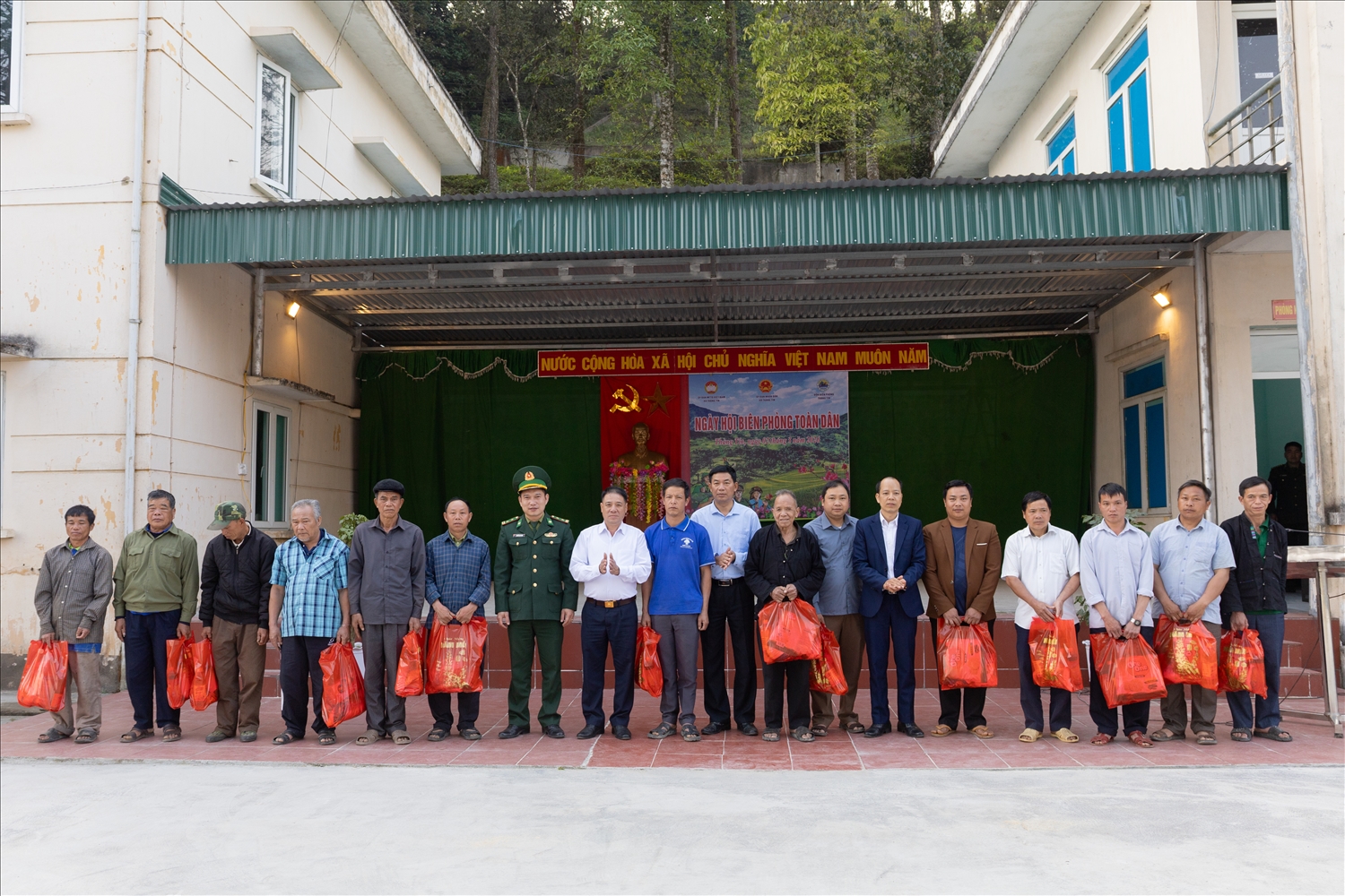 Đồn Biên phòng Thàng Tín, cùng đại diện chính quyền địa phương trao tặng những món quà nhân dịp đầu Xuân Bính Ngọ tới Người có uy tín trên địa bàn