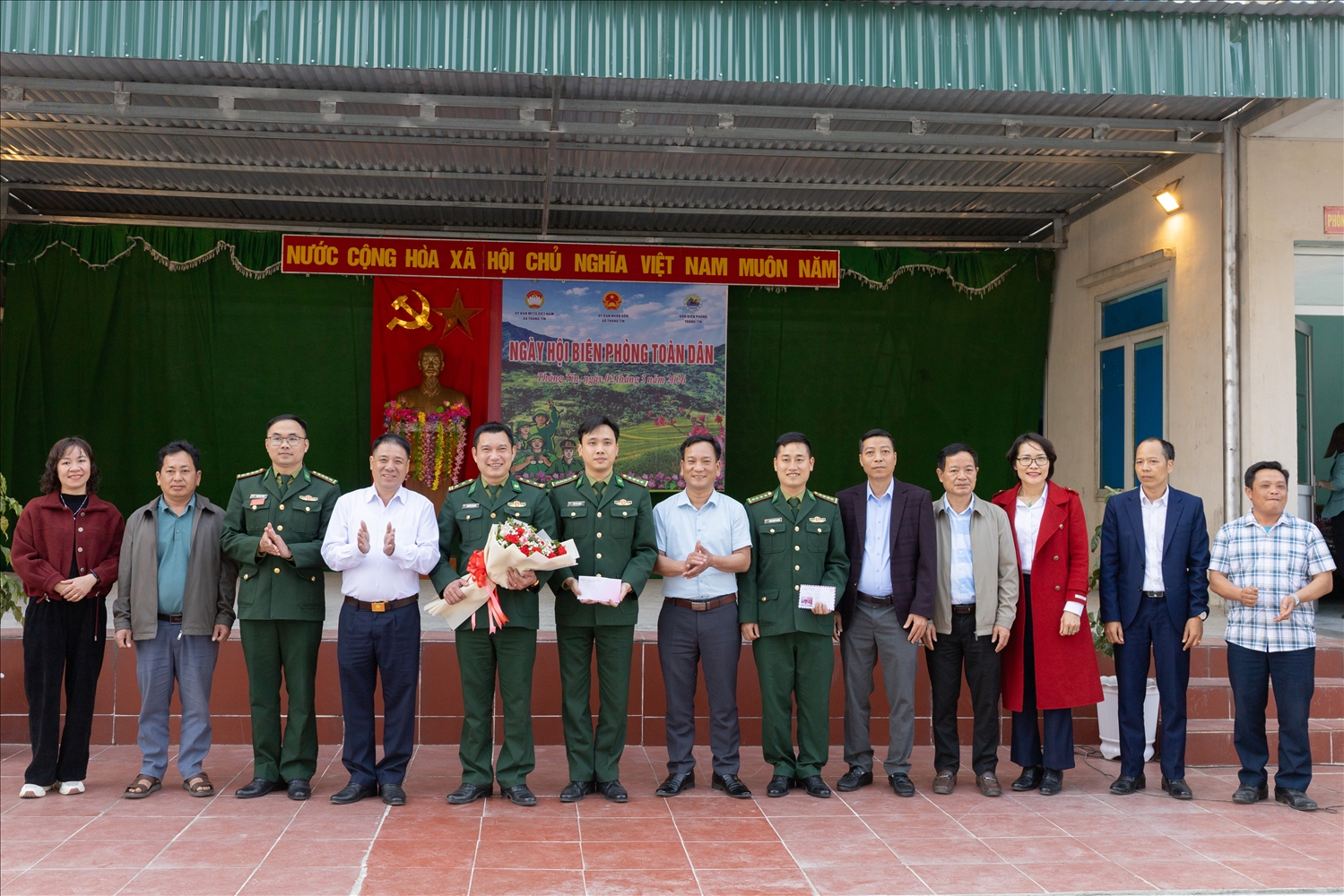 Đại diện chính quyền, ban, ngành, đoàn thể và các đơn vị tại xã Thàng Tín tặng hoa chúc mừng cán bộ, chiến sĩ Đồn Biên phòng Thàng Tín nhân Ngày truyền thống BĐBP