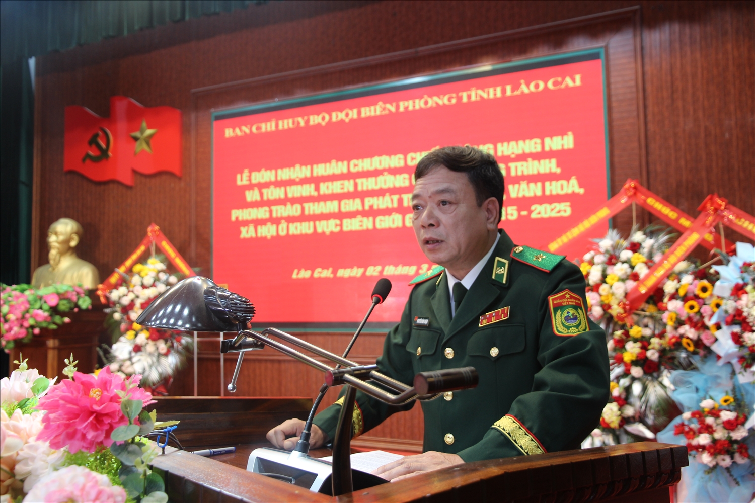 Thiếu tướng Nguyễn Văn Thiện, Phó tư lệnh BĐBP ghi nhận và đánh giá cao những kết quả mà BĐBP Lào Cai đã đạt được trong thời gian qua (Ảnh Trọng Bảo)