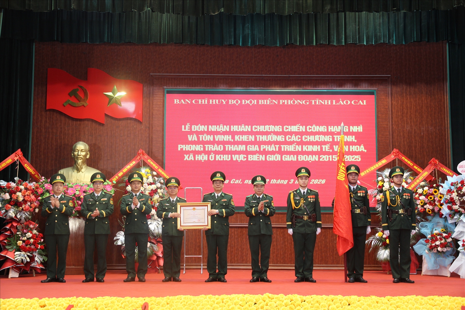 Thiếu tướng Nguyễn Văn Thiện, Phó tư lệnh BĐBP thừa ủy quyền của Chủ tịch nước trao Huân chương Chiến công hạng Nhì cho BĐBP Lào Cai (Ảnh Trọng Bảo)