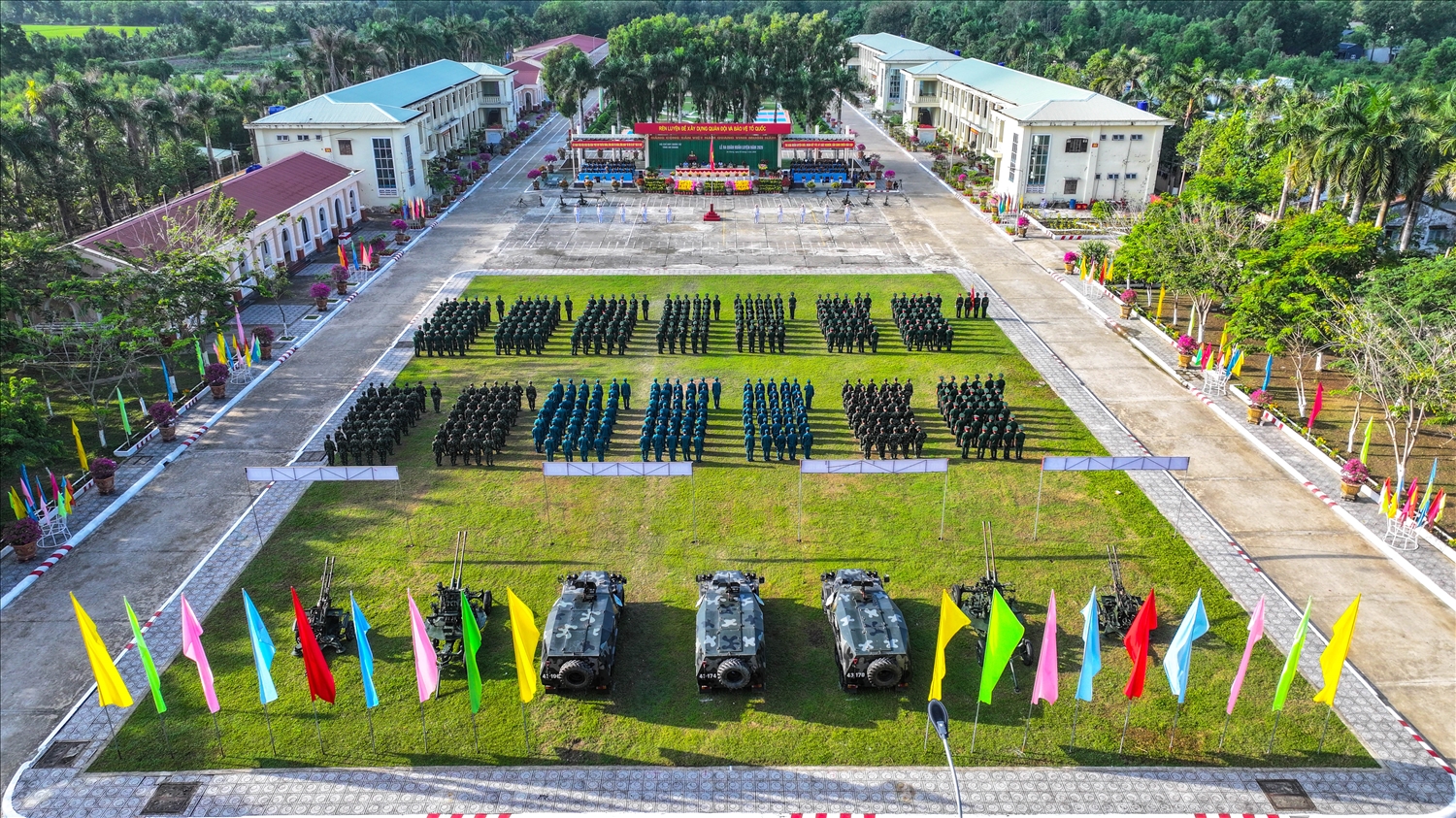 Quang cảnh buổi ra quân huấn luyện.