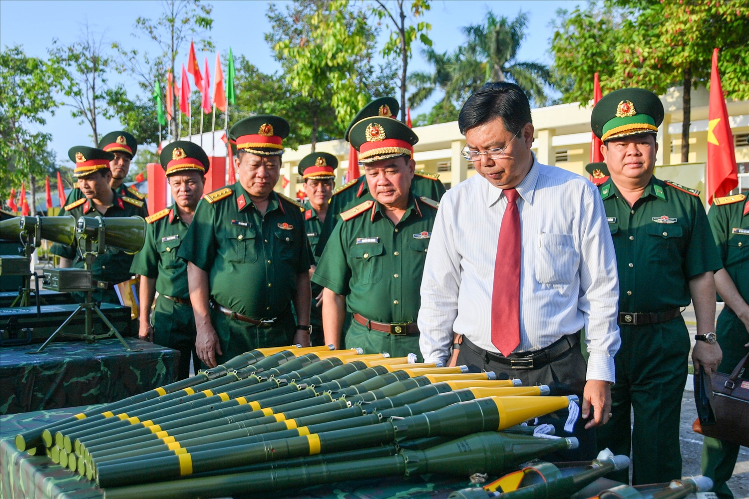 Bí thư Tỉnh ủy Nguyễn Tiến Hải tham quan mô hình, học cụ chuẩn bị huấn luyện năm 2026. 