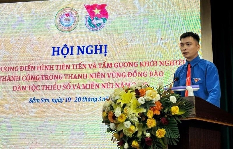 Thanh niên Phạm Việt Hoàng, dân tộc Mường chia sẻ kinh nghiệm khởi nghiệp tại hội nghị.