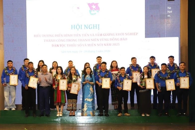 Lãnh đạo tỉnh Thanh Hóa trao chứng nhận cho các thanh niên khởi nghiệp tiêu biểu vùng DTTS&MN năm 2025.