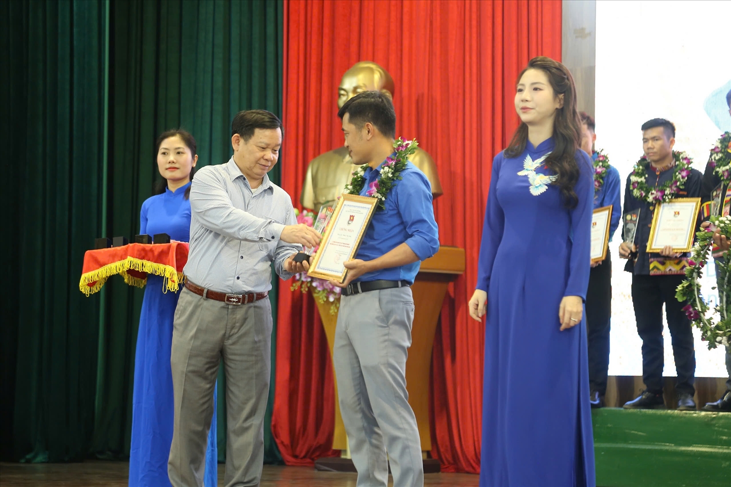 Phó Giám đốc Sở Dân tộc và Tôn giáo Lê Minh Hành trao chứng nhận cho các thanh niên khởi nghiệp tiêu biểu vùng DTTS&MN năm 2025.