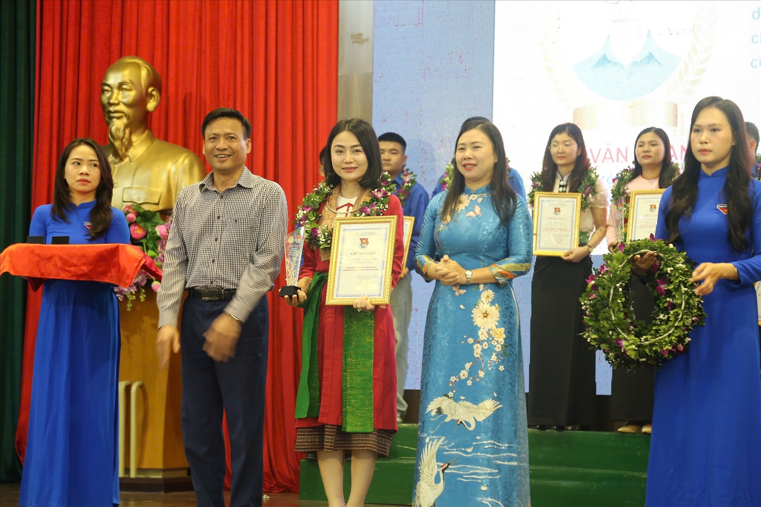 Chị Nguyễn Lê Ngọc Linh (xã Hóa Quỳ, dân tộc Thổ), Chủ nhiệm HTX Bản Thổ, nhận chứng nhận điển hình tiên tiến, tiêu biểu cho hướng khởi nghiệp xanh, bền vững.