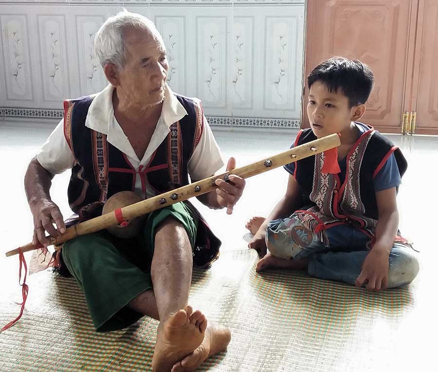 Già Nha truyền dạy kể khan cho cháu ngoại Rơ Châm Tứ