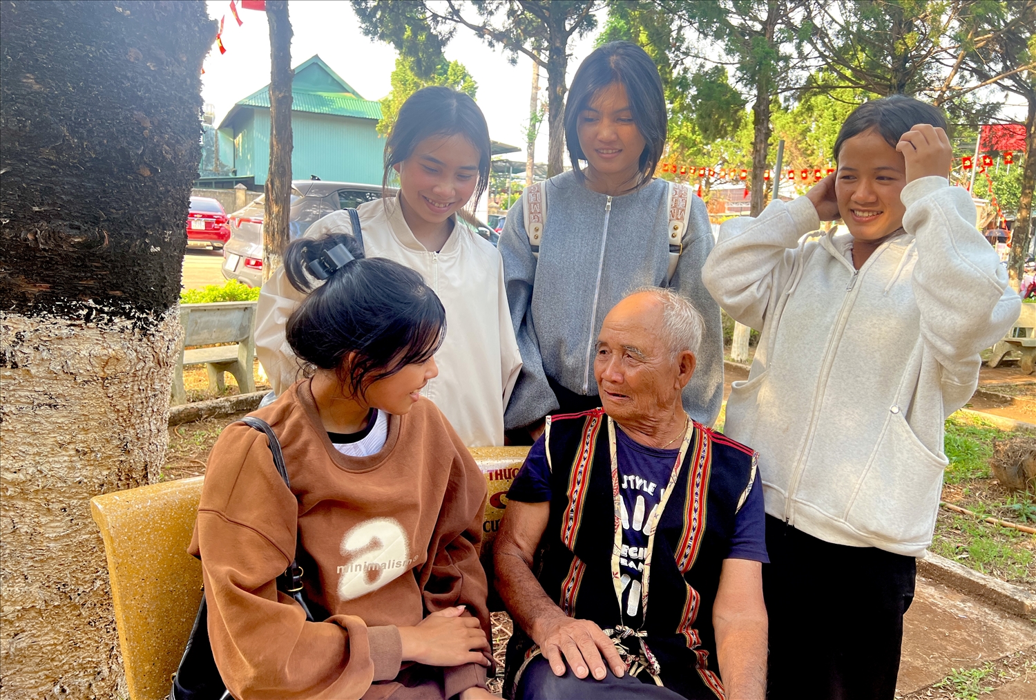 Già làng, Người có uy tín Rơ Châm Nha trò chuyện, tuyên truyền thế hệ trẻ trong làng chấp hành pháp luật, gìn giữ văn hóa truyền thống