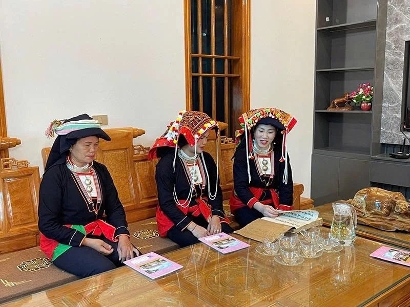 Bà Triệu Thị Yến (bìa phải), Người có uy tín thôn Phú Sơn, xã Cẩm Vân, tỉnh Thanh Hóa dạy chữ Nôm - Dao cho phụ nữ (Ảnh MH).