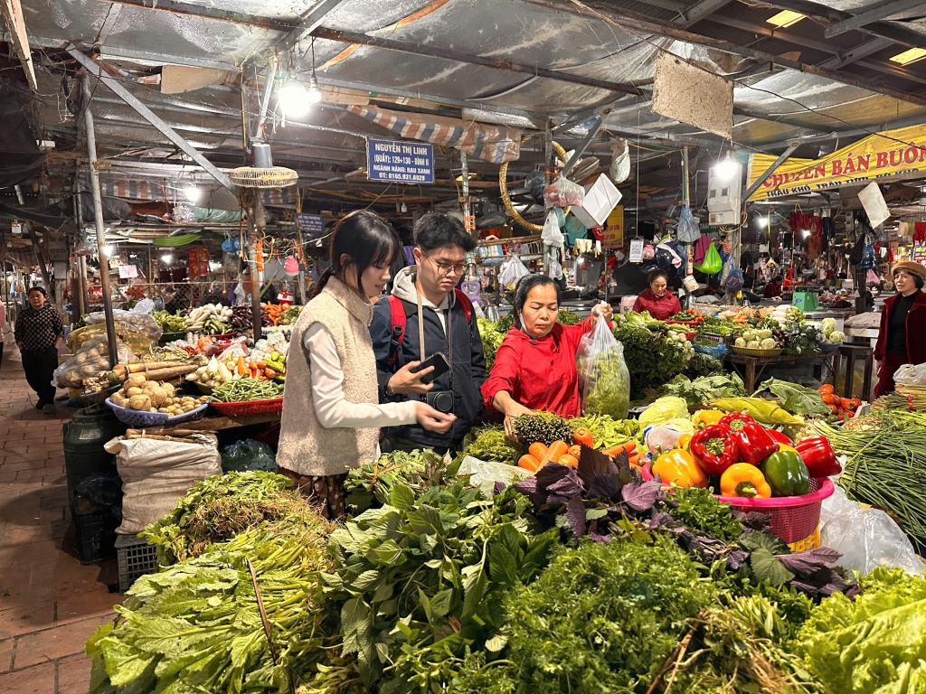 Các mặt hàng cơ bản vẫn giữ giá ổn định trước những diễn biến của giá xăng, dầu (Ảnh MH)