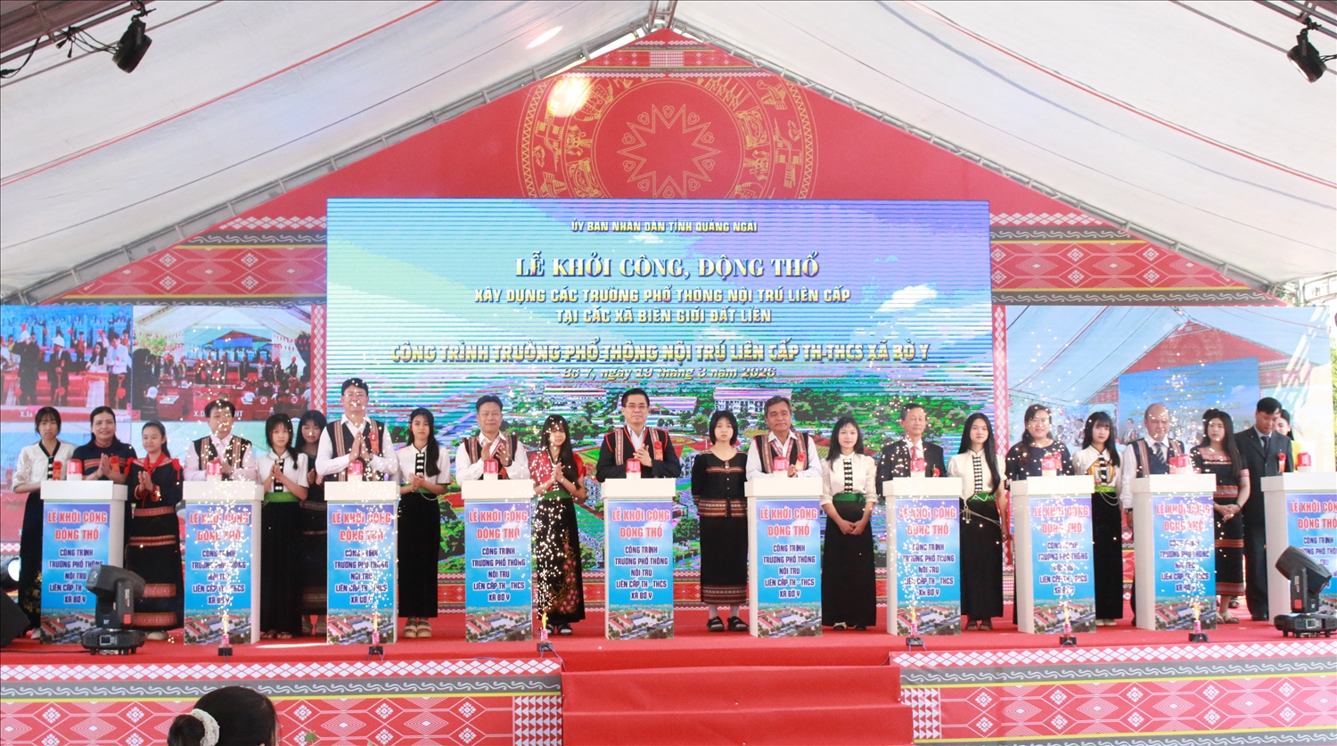 Lãnh đạo các Bộ, ngành Trung ương và tỉnh Quảng Ngãi thực hiện nghi thức khởi công xây dựng Trường Phổ thông nội trú liên cấp Tiểu học – Trung học cơ sở xã Bờ Y. (Ảnh: Ngọc Chí)