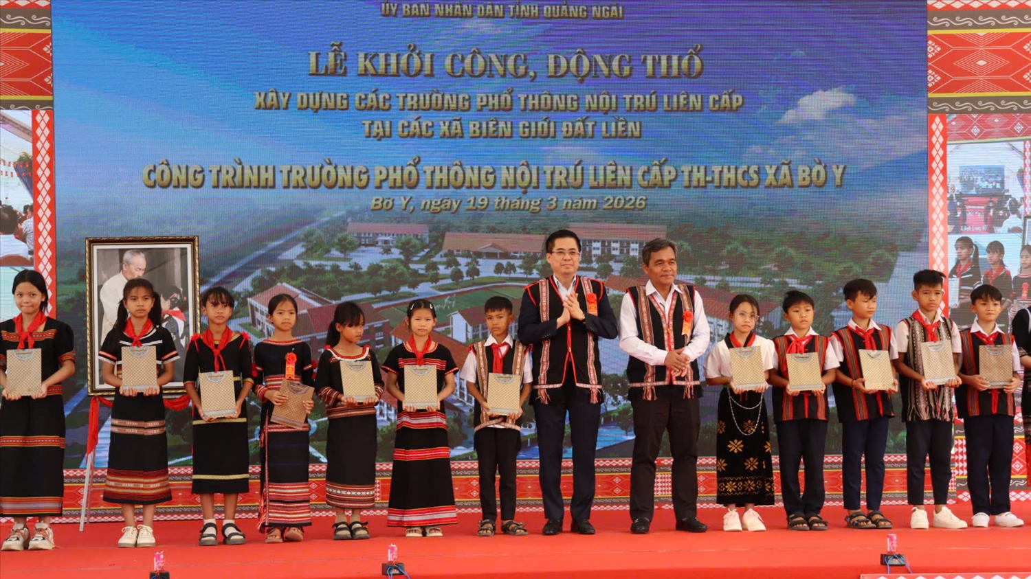 Lãnh đạo tỉnh Quảng Ngãi tặng quà các em học sinh DTTS tại Lễ khởi công xây dựng 5 trường Trường Phổ thông nội trú liên cấp TH và THCS trên địa bàn. (Ảnh: Ngọc Chí)