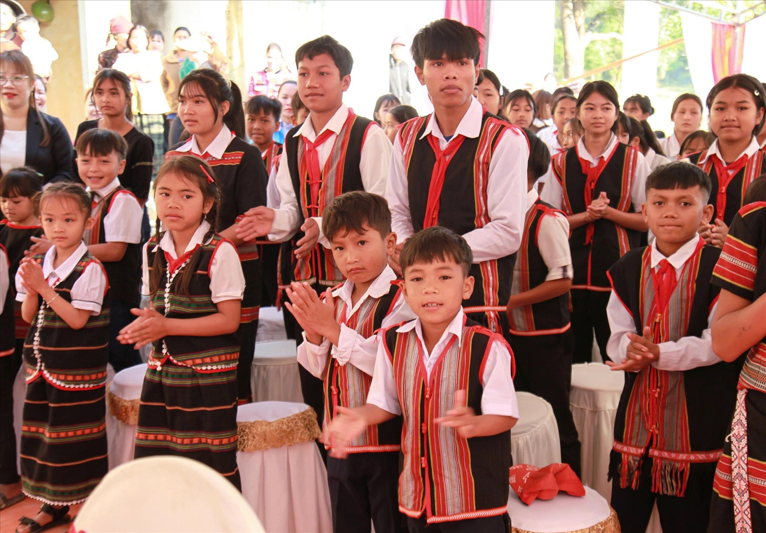 Các em học sinh đồng bào DTTS ở xã Đăk Plô phấn khởi khi dự Lễ khởi công xây dựng trường