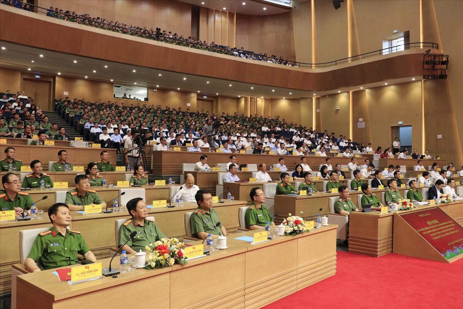 Hội nghị được tổ chức trực tiếp kết hợp trực tuyến với 99 xã, phường trong tỉnh (Ảnh Trọng Bảo)