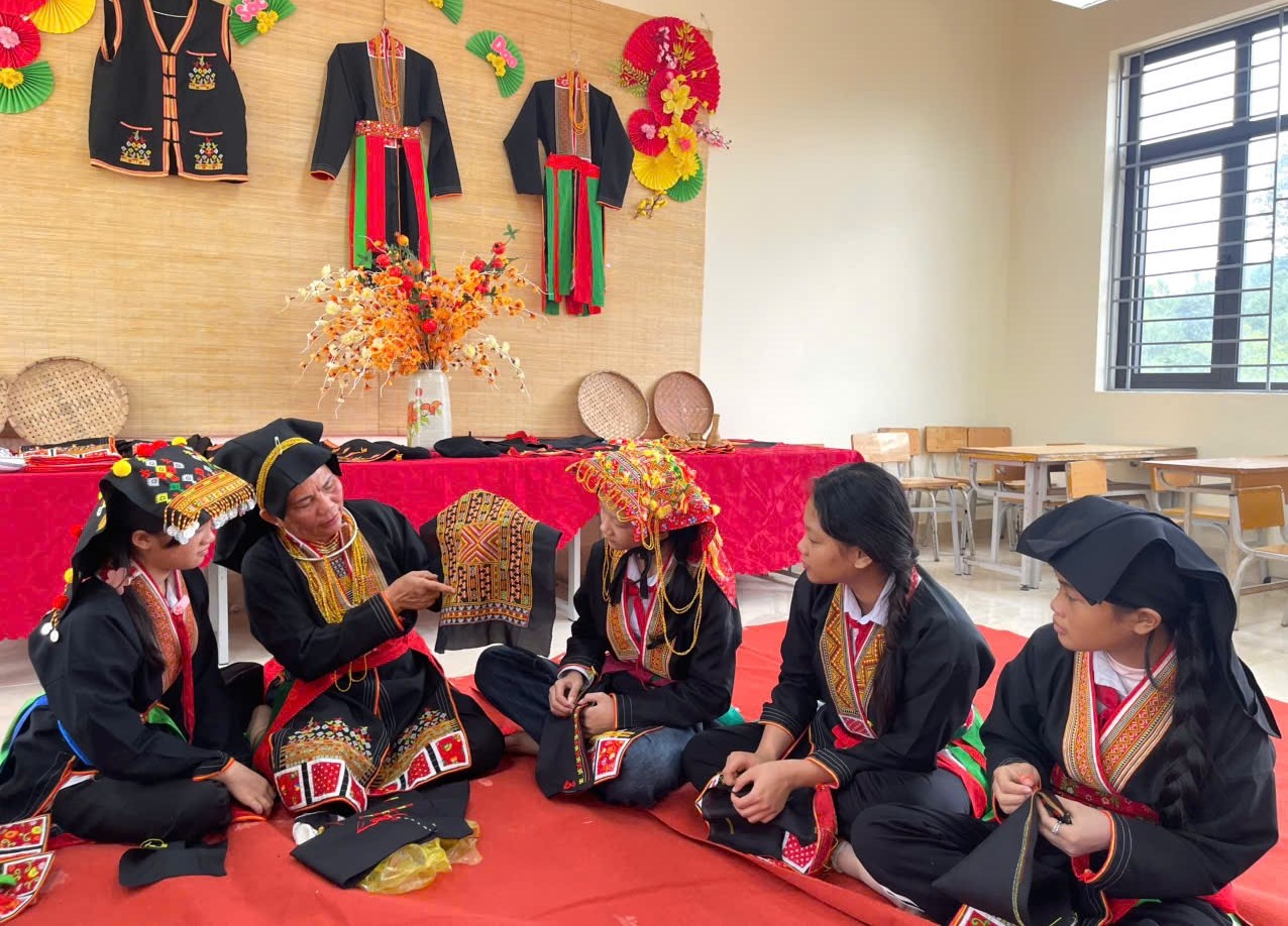 Buổi học thêu thổ cẩm của CLB Bảo tồn văn hóa người Dao Thanh Phán do bà Triệu Thị Tuyết truyền dạy