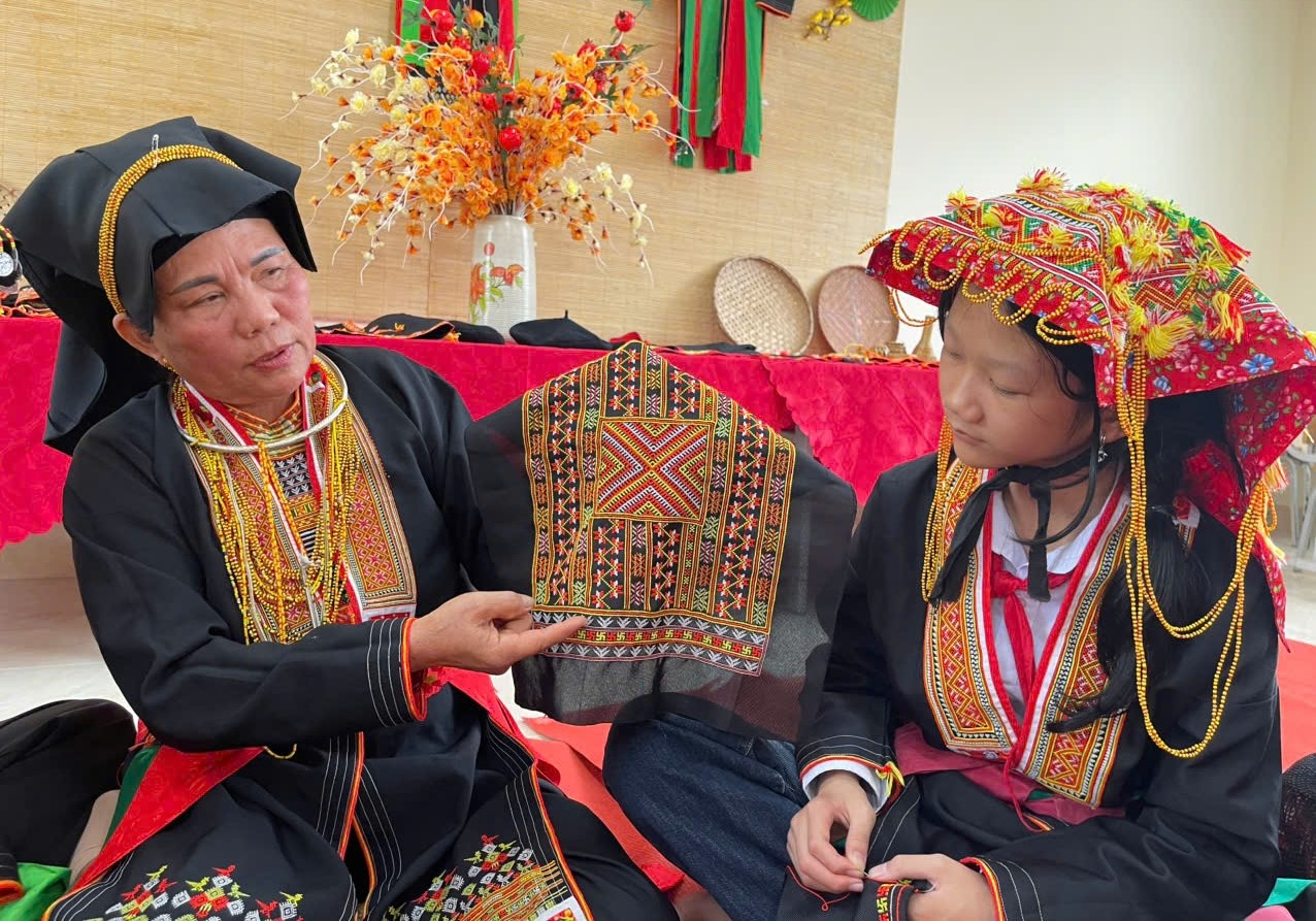 Hoa văn, họa tiết trên trang phục truyền thống của người Dao Thanh Phán là một phần quan trọng phản ánh văn hóa tộc người