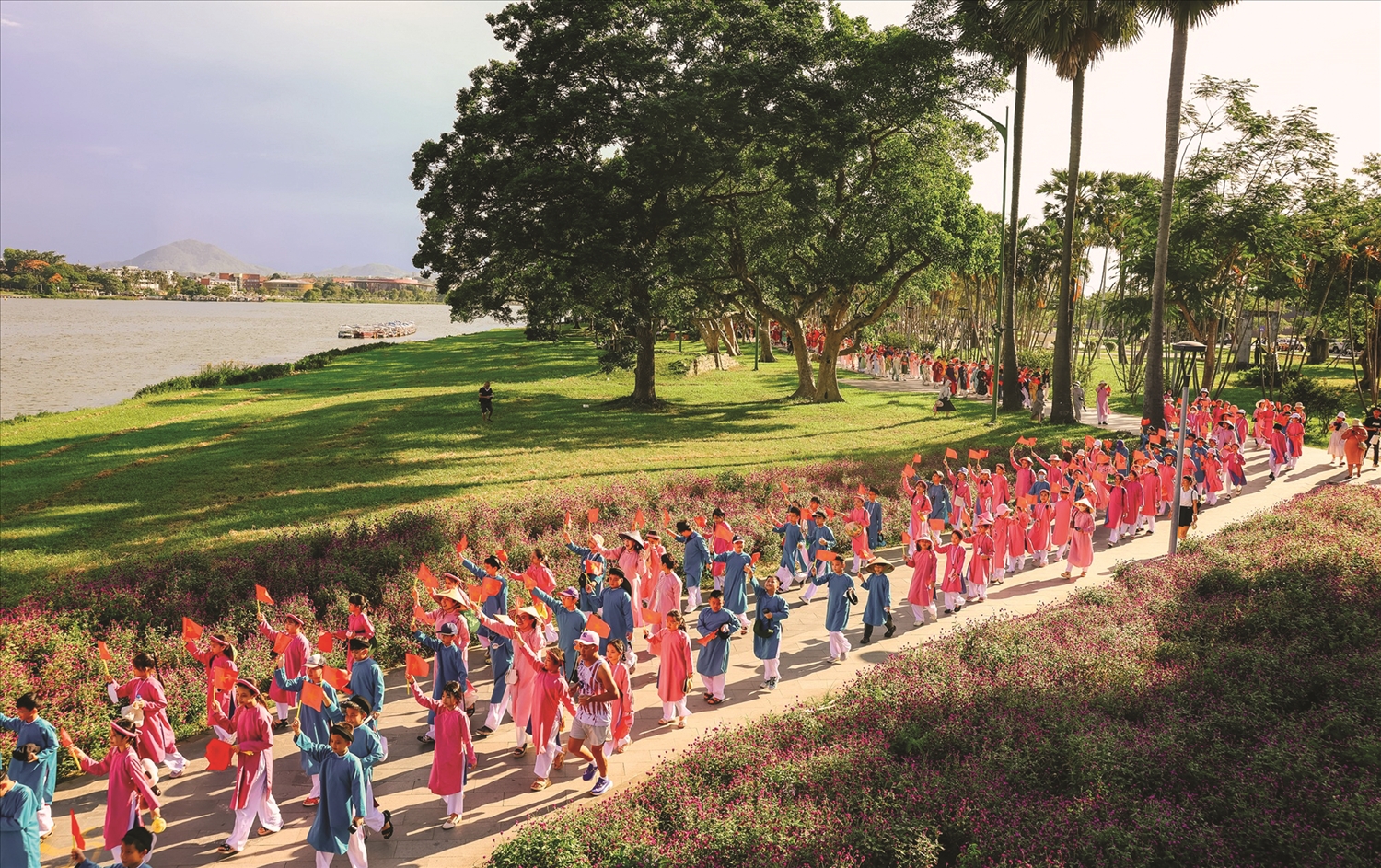 Những buổi diễu hành cổ phục với tên gọi “Bách hoa bộ hành” xuyên phố phường ở khắp ba miền, thu hút hàng ngàn người tham gia