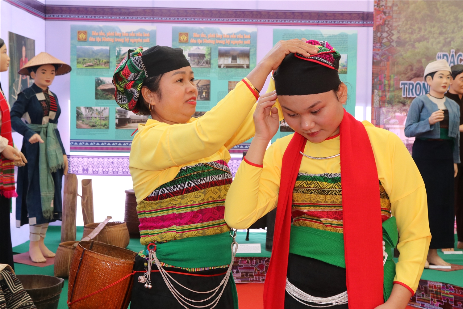 Chiếc khăn đội đầu có ý nghĩa quan trọng. Khăn không chỉ để che đầu khi mưa nắng, làm ấm khi giá lạnh, mà khăn còn là trang sức tăng thêm vẻ đẹp duyên dáng của người phụ nữ Mường