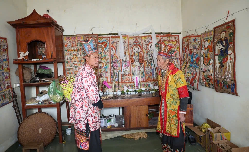 Tranh thờ là vật phẩm không thể thiếu được các thầy cúng sử dụng trong lễ cấp sắc của người Dao Thanh Phán