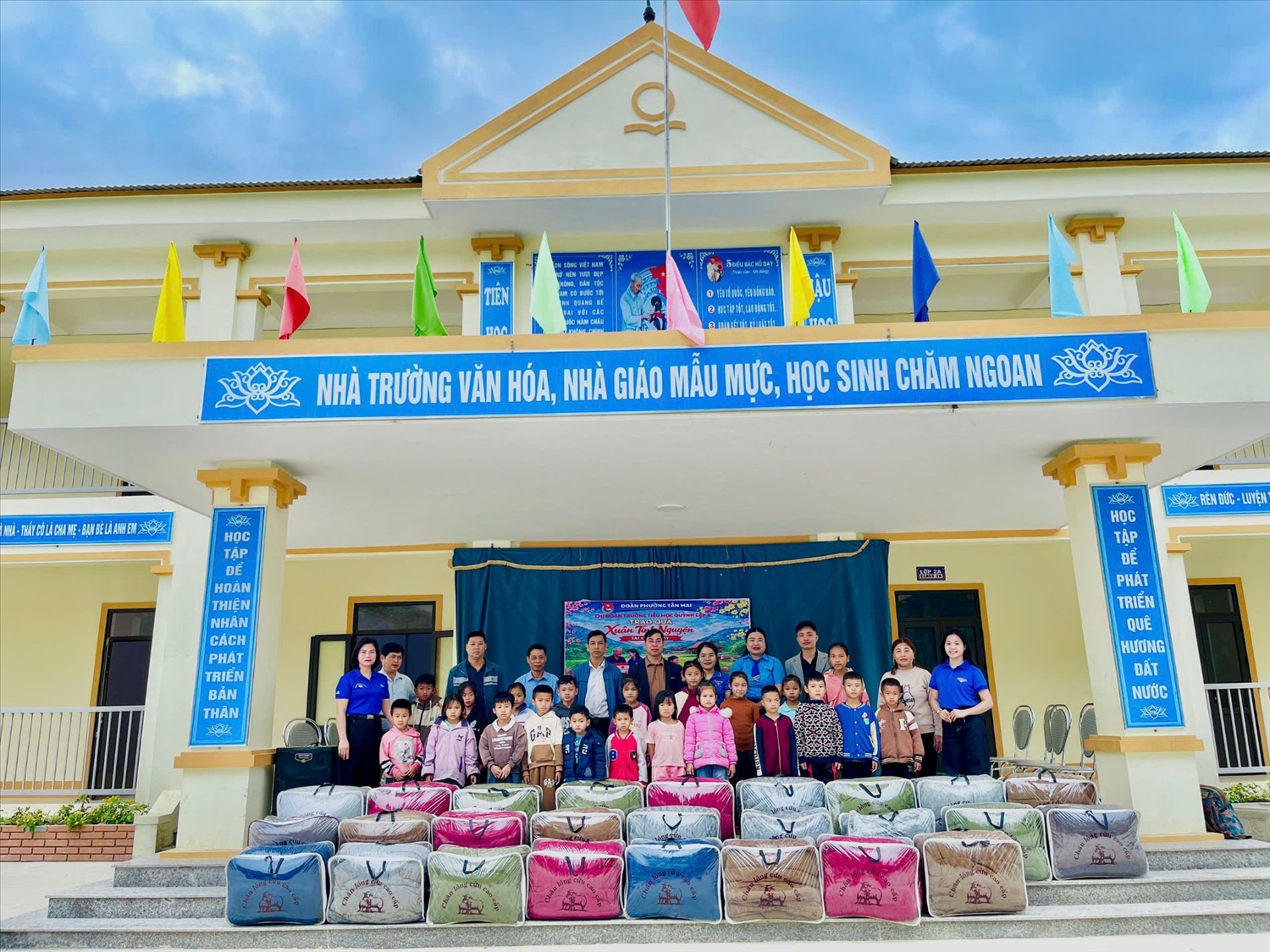 Bảo Vy tham gia kết nối đồng hành cùng trẻ em nghèo có hoàn cảnh khó khăn bằng những phần quà ý nghĩa - Ảnh: NVCC