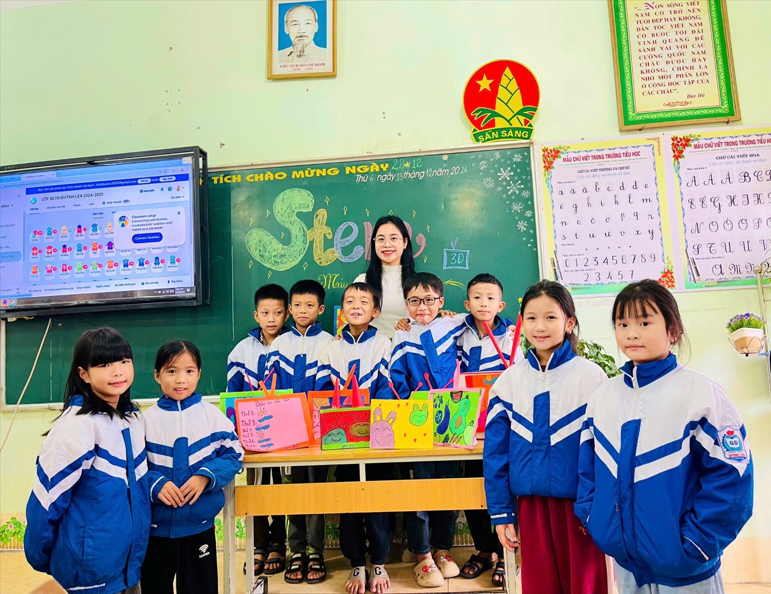 Cô giáo người Ơ Đu đang truyền lửa đam mê cho những học trò của mình - Ảnh: NVCC