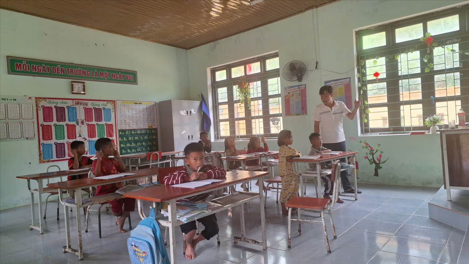 Thầy Lê Văn Tư đang đứng lớp ghép khối 1 và khối 2 nhưng vẻn vẹn chỉ có 8 học sinh (Ảnh: Phạm Tiến)