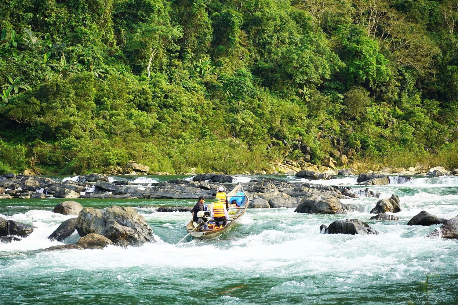 Hàng trình ngược dòng Long Đại của các thầy cô để cõng con chữ về với học sinh bản Nước Đắng (Ảnh: Phạm Tiến)
