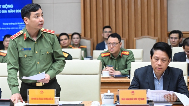 Lãnh đạo Cục An ninh mạng và Phòng chống tội phạm sử dụng công nghệ cao (Bộ Công an) báo cáo tại phiên họp. (Ảnh: Trần Hải) 